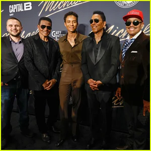 Jaafar Jackson acompanhado por papai Jermaine, tios e primo Prince na exibição de 'Michael' na cidade natal