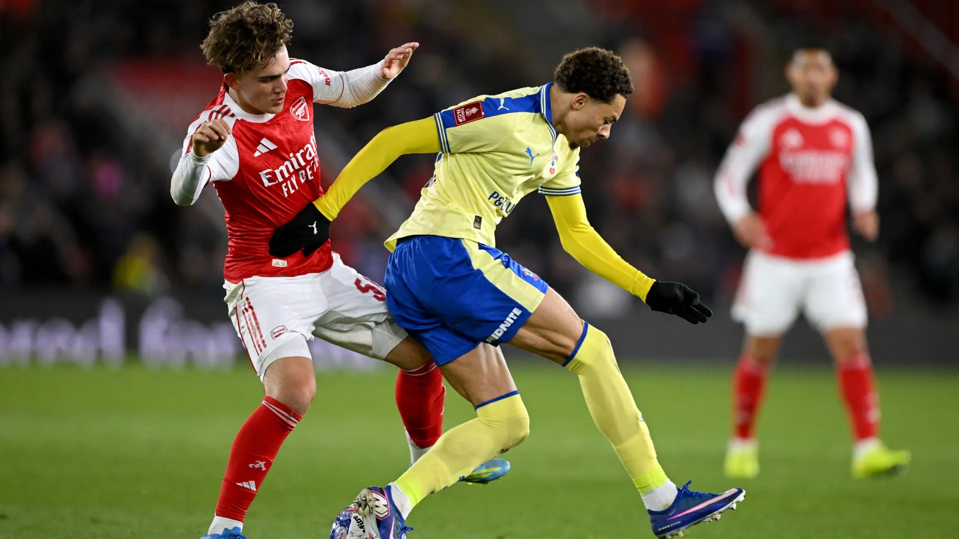 Samuel Edozie, do Southampton, é abordado por Max Dowman, do Arsenal.