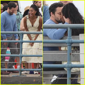 Jake Johnson e Jessica Williams compartilham um beijo ardente durante as filmagens do novo projeto