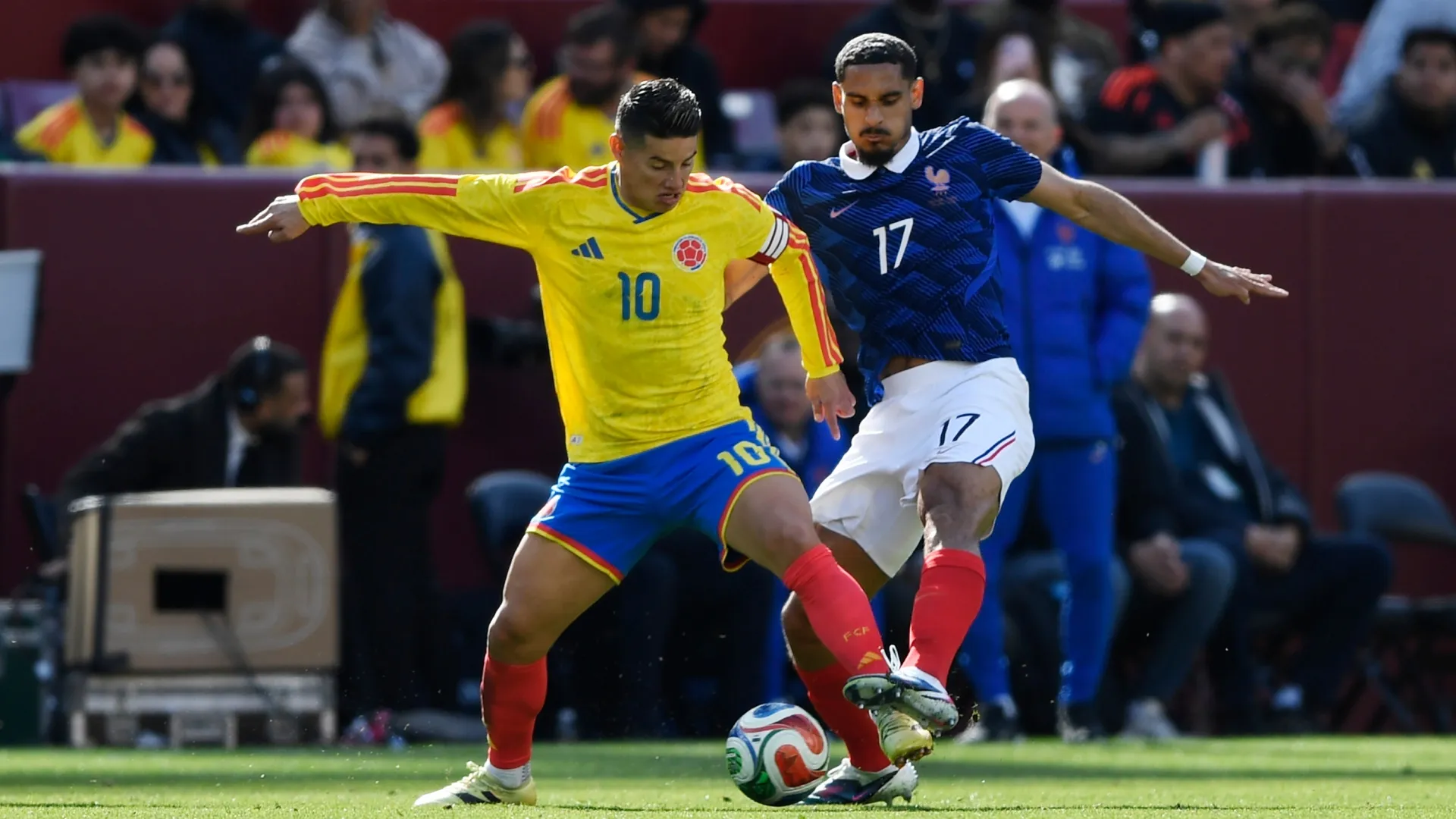 James Rodríguez, da Colômbia, é desafiado por Maxence Lacroix, da França.