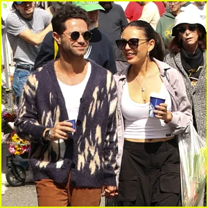 Janel Parrish e Sasha Farber de mãos dadas no Farmer's Market após rumores de namoro