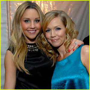 Jennie Garth conta como trabalhar com Amanda Bynes em 'What I Like About You' ajudou a prepará-la para criar adolescentes