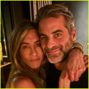 Jennifer Aniston compartilha foto rara com o namorado Jim Curtis na postagem de Páscoa