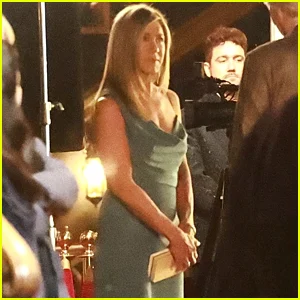 Jennifer Aniston filma cena do tapete vermelho para a 5ª temporada de 'The Morning Show'