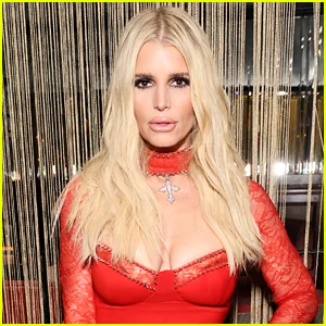 Jessica Simpson responde ao boato de sua rotina de bronzeamento artificial de US $ 1.000