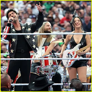 Joe Jonas canta hino nacional com DNCE na WrestleMania em Las Vegas após lançar novo vlog com a namorada Tatiana Gabriela