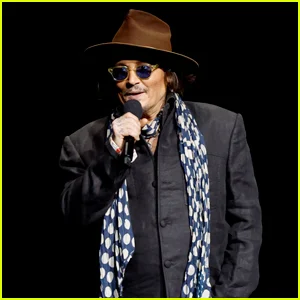 Johnny Depp aparece no CinemaCon 2026 para promover o filme 'Ebenezer: A Christmas Carol'