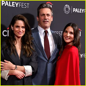 Jon Hamm comemora a 2ª temporada de 'Your Friends & Neighbors' no PaleyFest com Amanda Peet e Olivia Munn