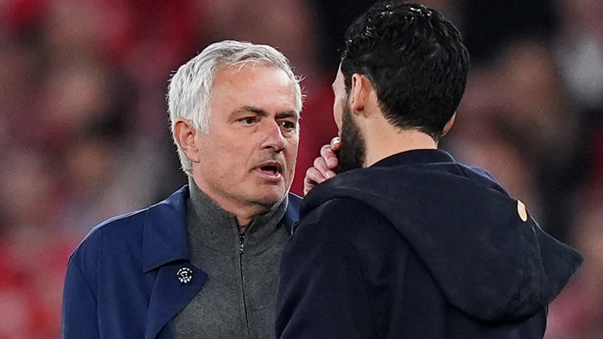 Álvaro Arbeloa, treinador do Real Madrid, fala com José Mourinho, treinador do Benfica.