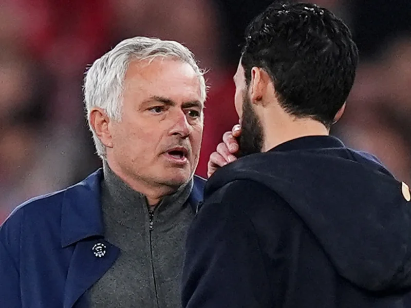 Kylian Mbappe observa atentamente enquanto surge a posição de José Mourinho sobre o retorno romântico do Real Madrid