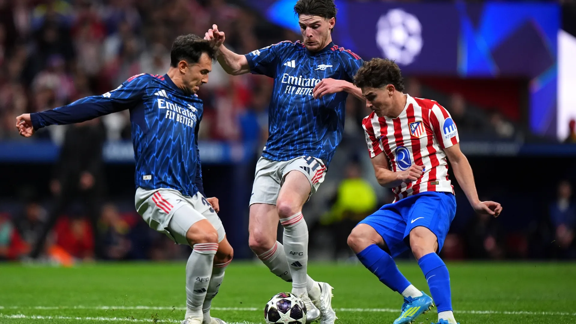 Julian Alvarez, do Atlético de Madrid, é desafiado por Martin Zubimendi e Declan Rice, do Arsenal.