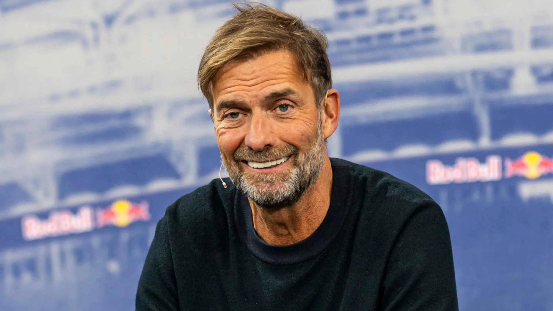O chefe global de futebol, Jürgen Klopp, observa durante sua apresentação.