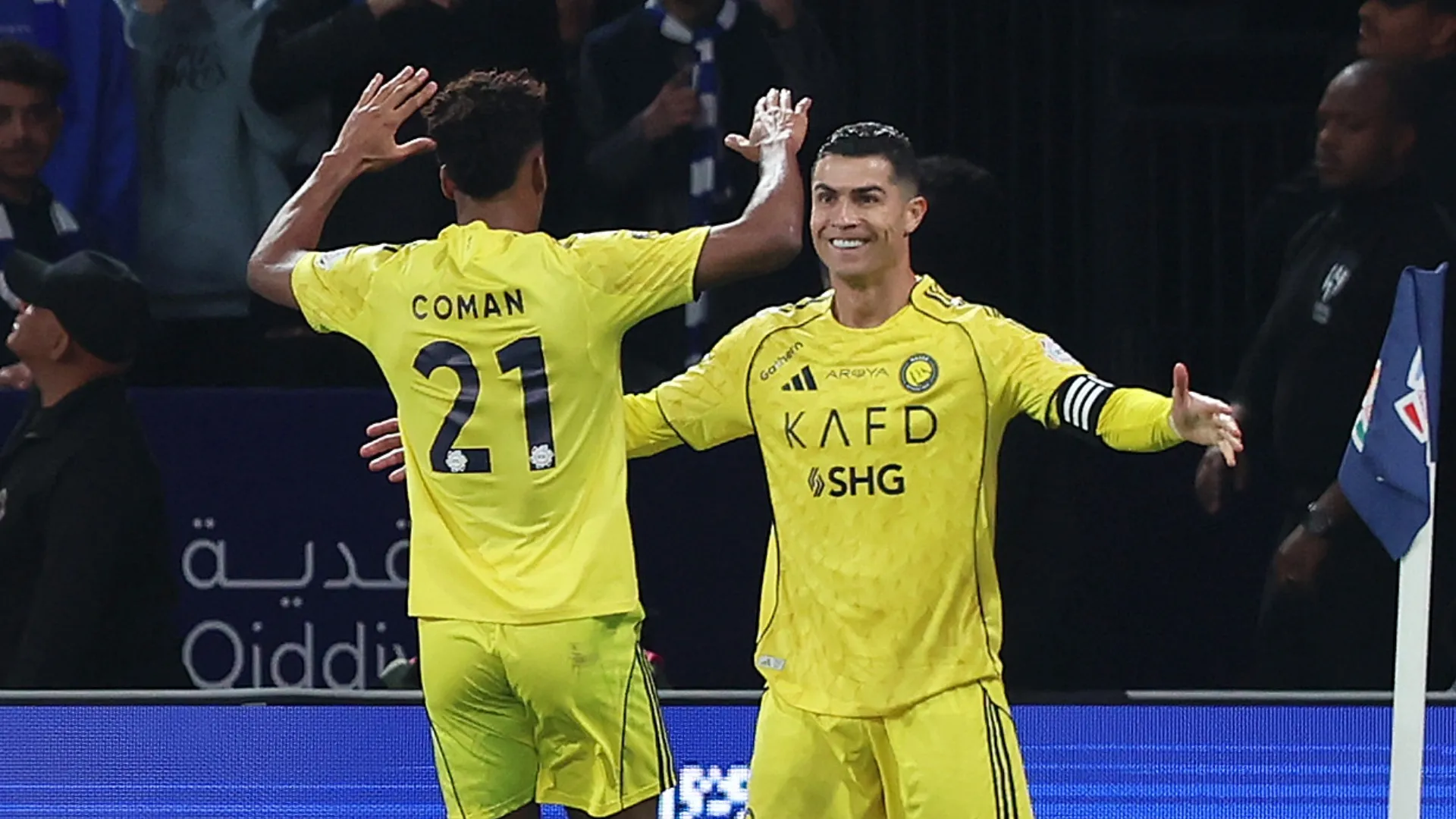 Cristiano Ronaldo, do Al-Nassr, comemora com o companheiro de equipe Kingsley Coman.
