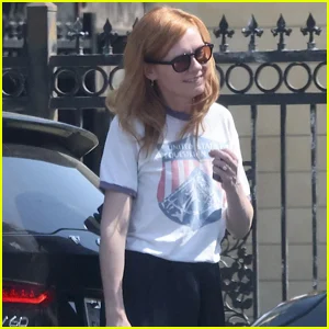 Kirsten Dunst estreia novo cabelo ruivo durante o dia em Los Angeles
