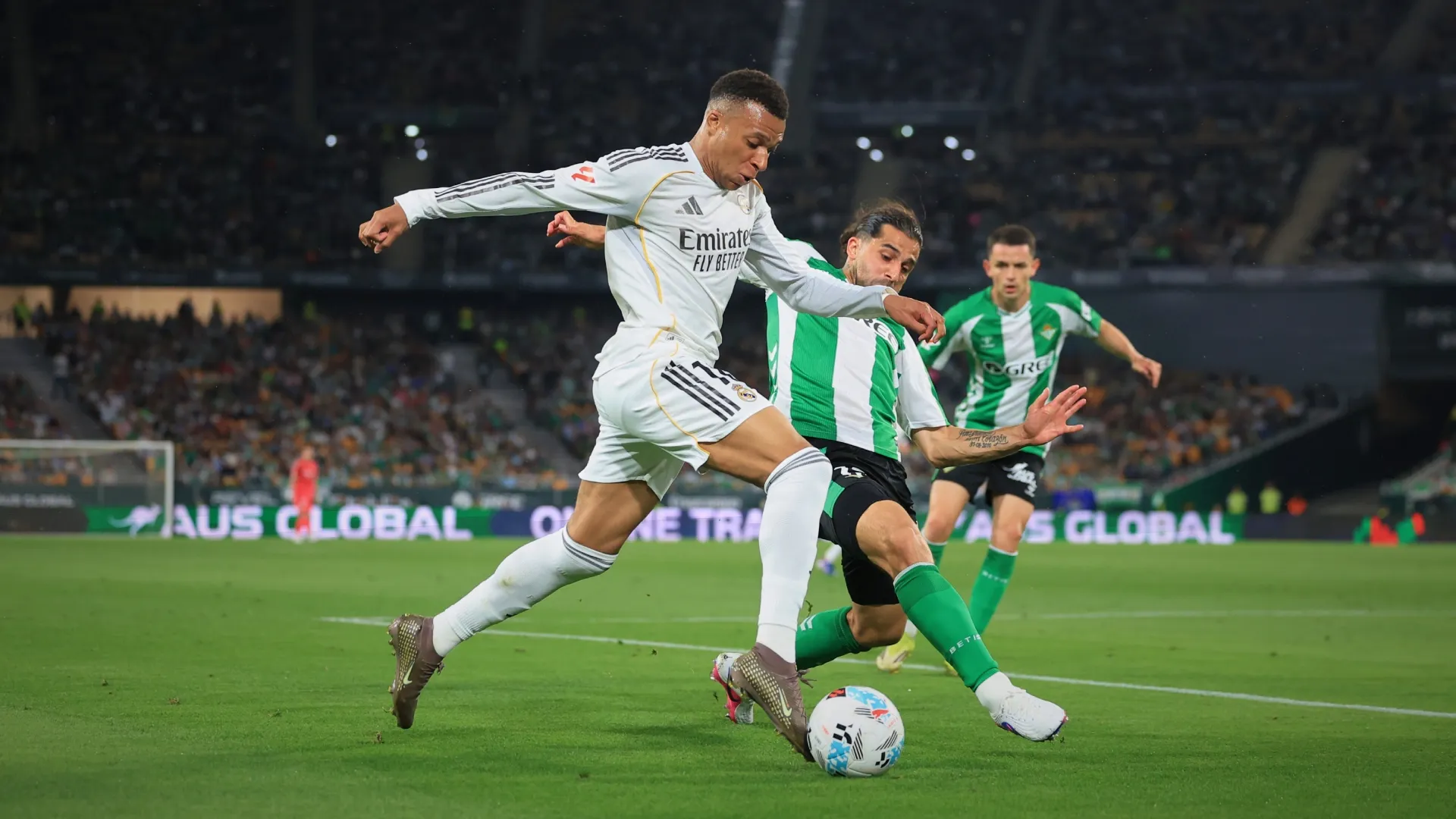 Kylian Mbappe, do Real Madrid, corre com a bola sob pressão de Ricardo Rodriguez, do Real Betis.