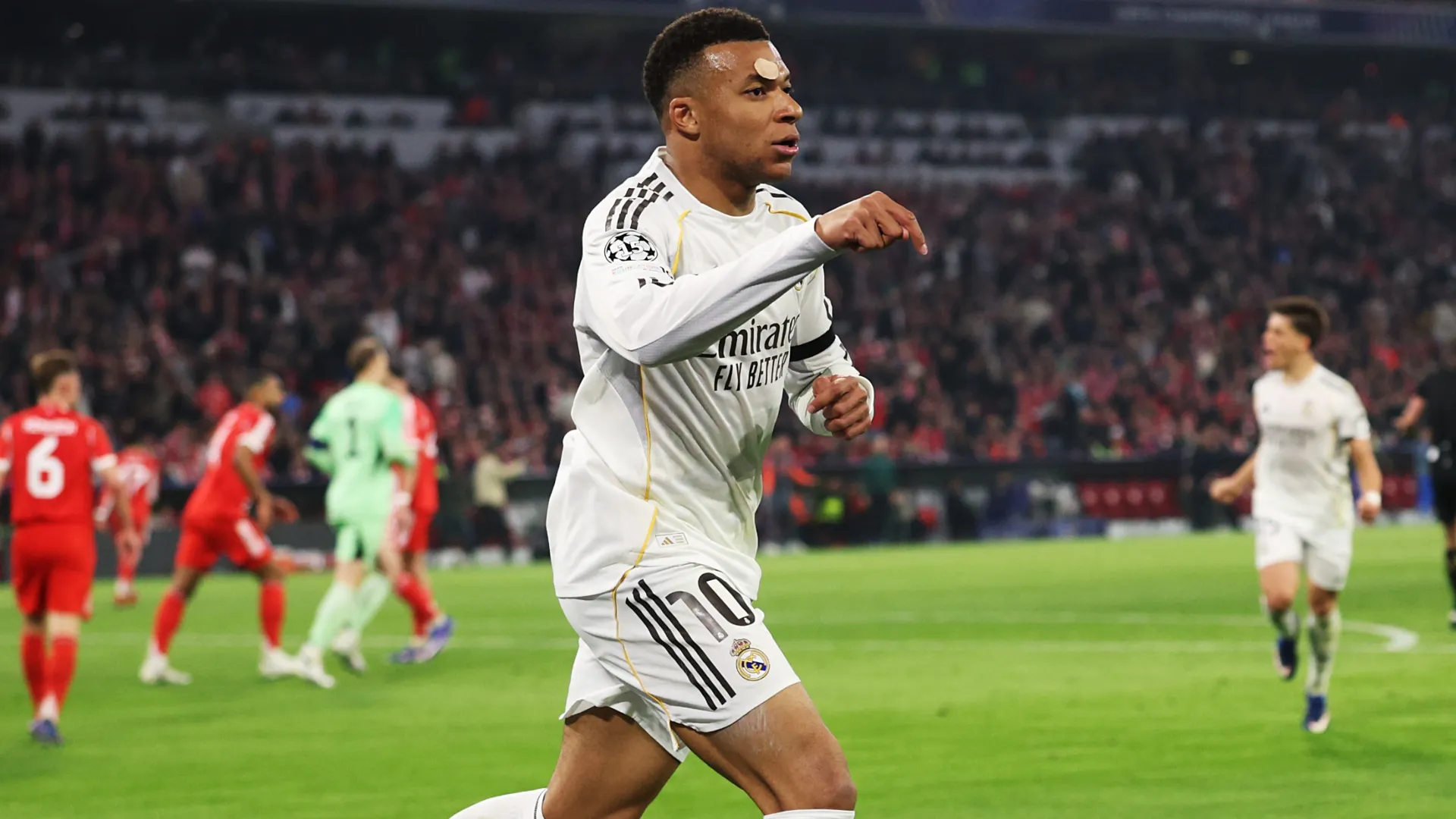 Kylian Mbappe, do Real Madrid, comemora após marcar contra o Bayern de Munique.