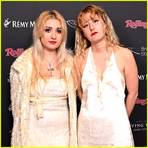 Lambrini Girls abandonam o Coachella 2026 devido a lesão no pescoço e cérebro de Phoebe Lunny