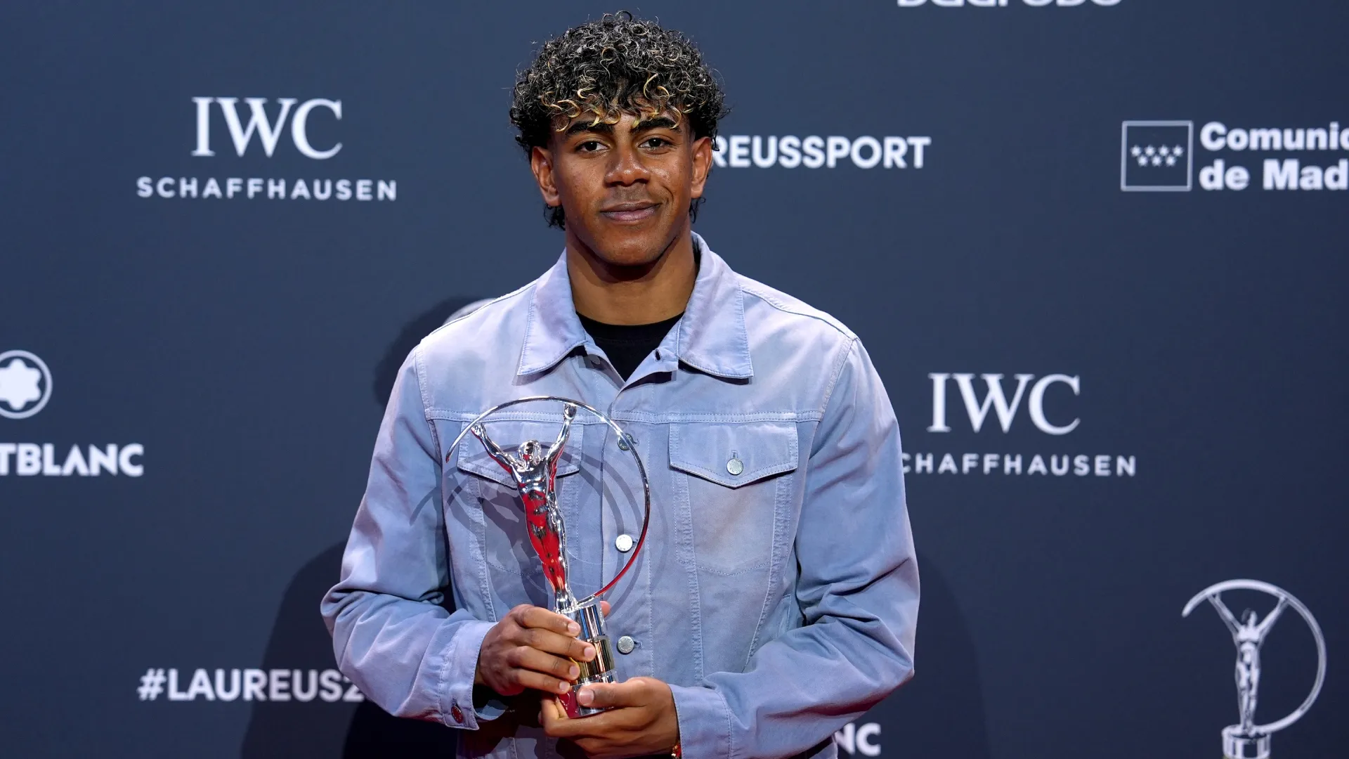Jogador do Barcelona, ​​Lamine Yamal posa com o prêmio Laureus World Young Sportsperson of the Year.
