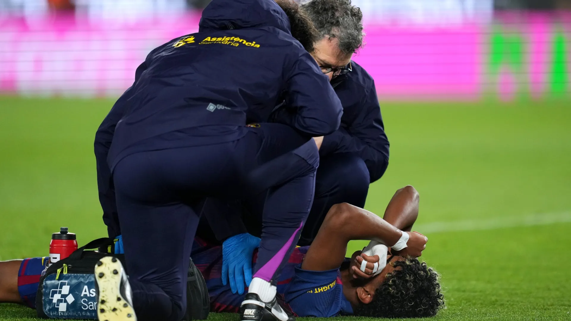 Lamine Yamal, do FC Barcelona, ​​reage a uma lesão após marcar.