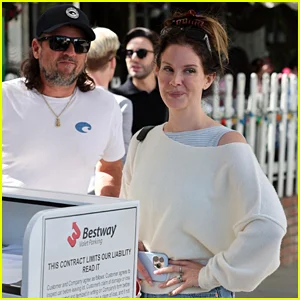 Lana Del Rey e seu marido Jeremy Dufrene vistos em um almoço casual em West Hollywood