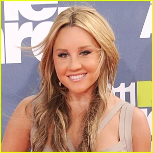 Letra de 'Girlfriend': Amanda Bynes estreia nova música com Zabba e Fenix Flexin após assinar contrato de gravação - Ouça agora!