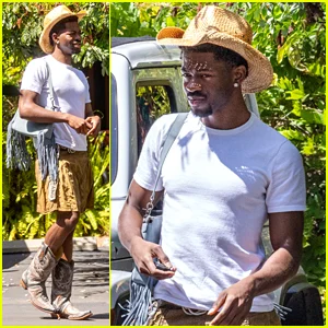 Lil Nas X sai com chapéu e botas de cowboy após demissão por agressão criminosa