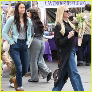 Lindsay Lohan e Shailene Woodley filmam 'Count My Lies' no Farmers Market no Brooklyn