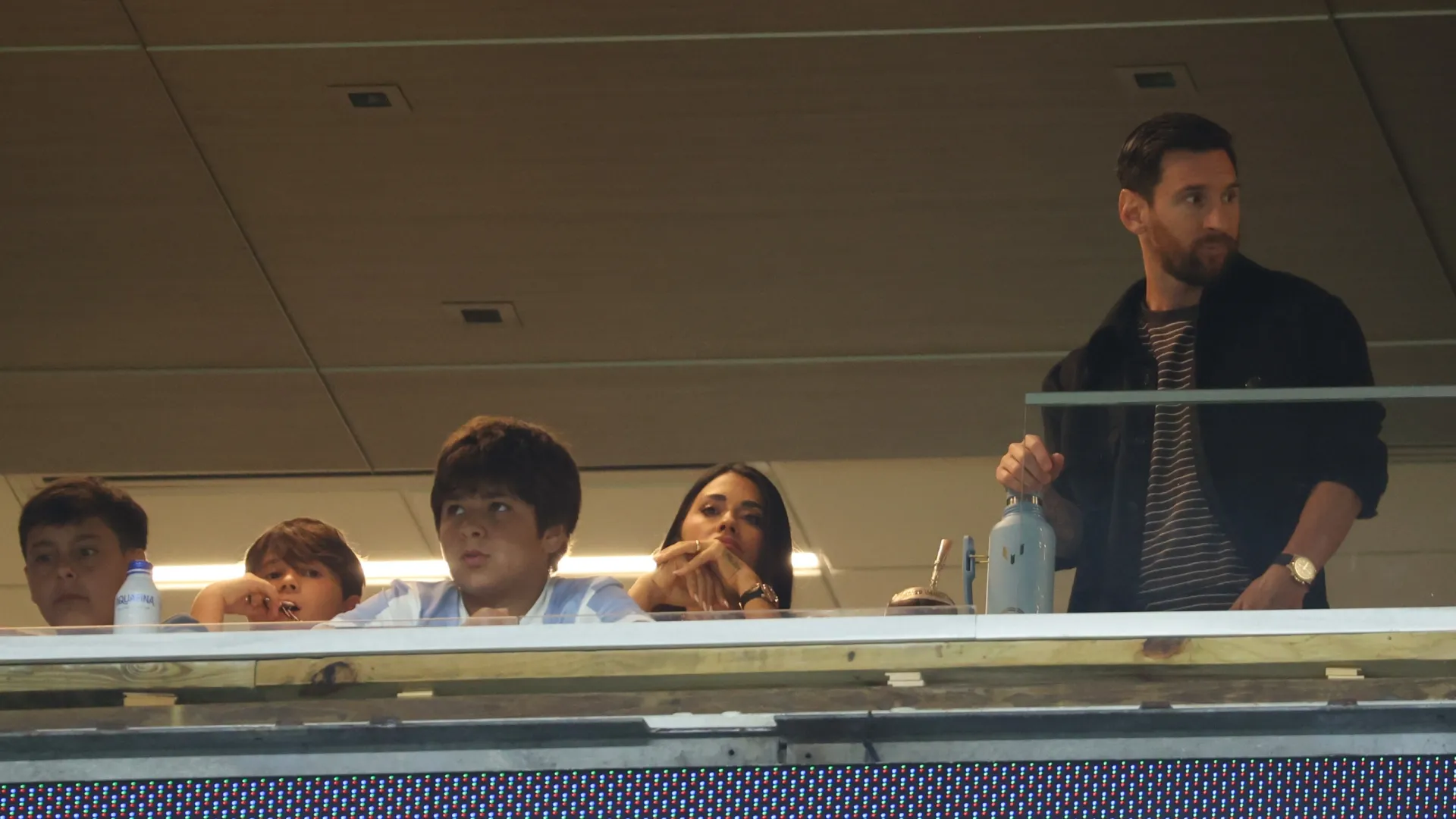 Lionel Messi, da Argentina, e sua família participam do amistoso internacional contra a Venezuela.