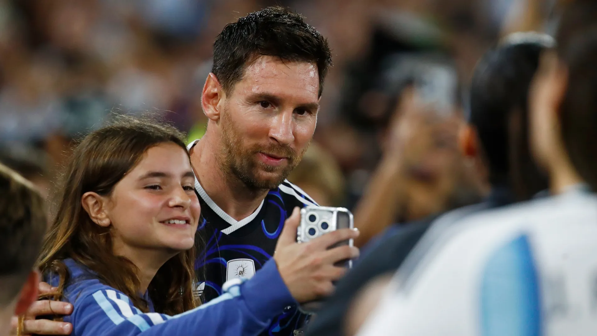Um torcedor tira uma selfie com Lionel Messi, da Argentina.