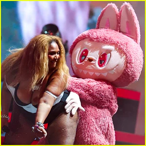 Lizzo Twerks em um Labubu em tamanho real durante o set do Coachella de 2026 com Sexyy Red