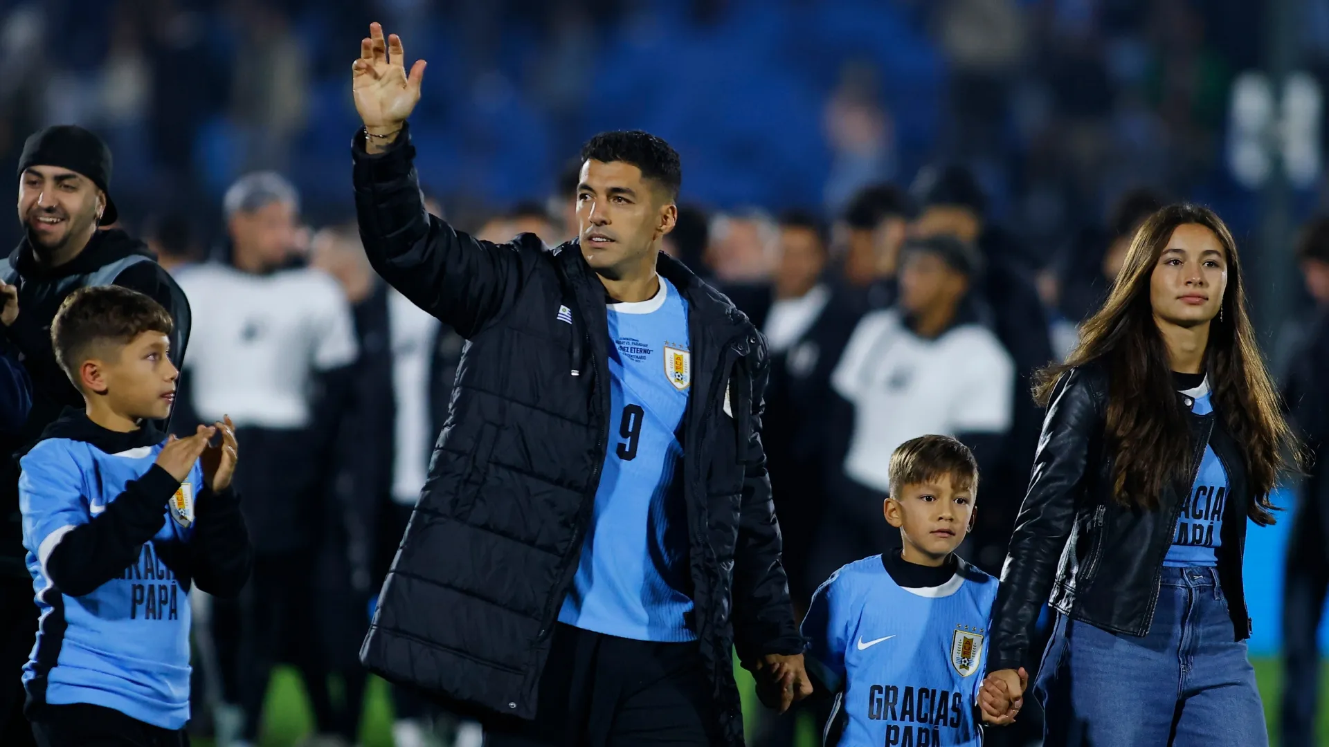 Luis Suarez, do Uruguai, agradece aos torcedores em sua última partida como jogador da seleção uruguaia.