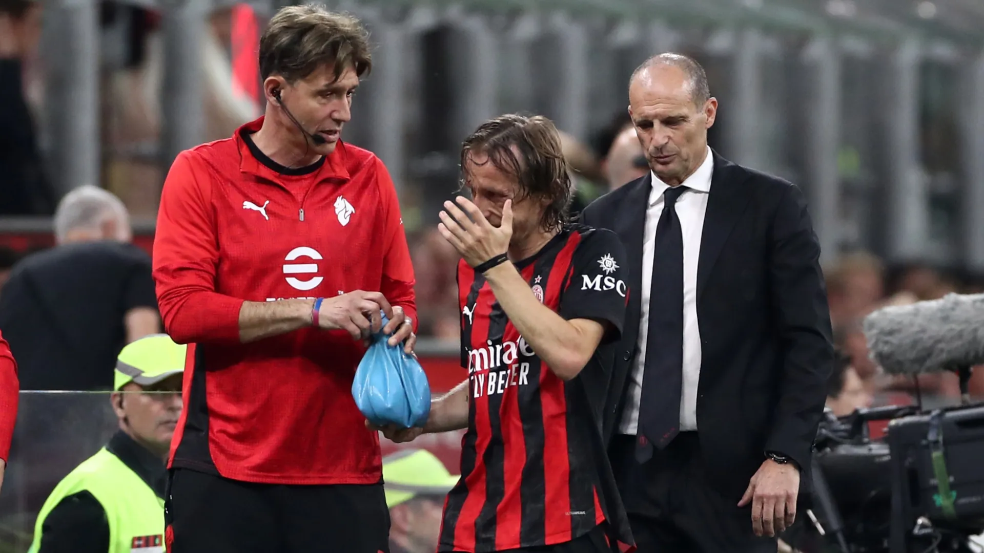 Luka Modric, do AC Milan, é auxiliado pela equipe médica após cair ferido.