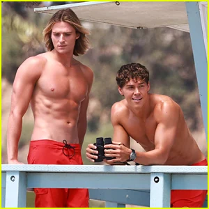 Luke Eisner fica sem camisa ao lado de Noah Beck na praia de 'Baywatch' em Los Angeles