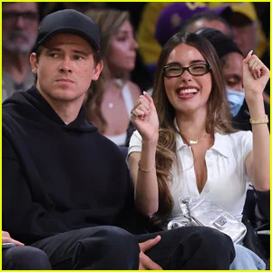 Madison Beer e namorado Justin Herbert ainda estão fortes, sente-se na quadra do jogo do Lakers