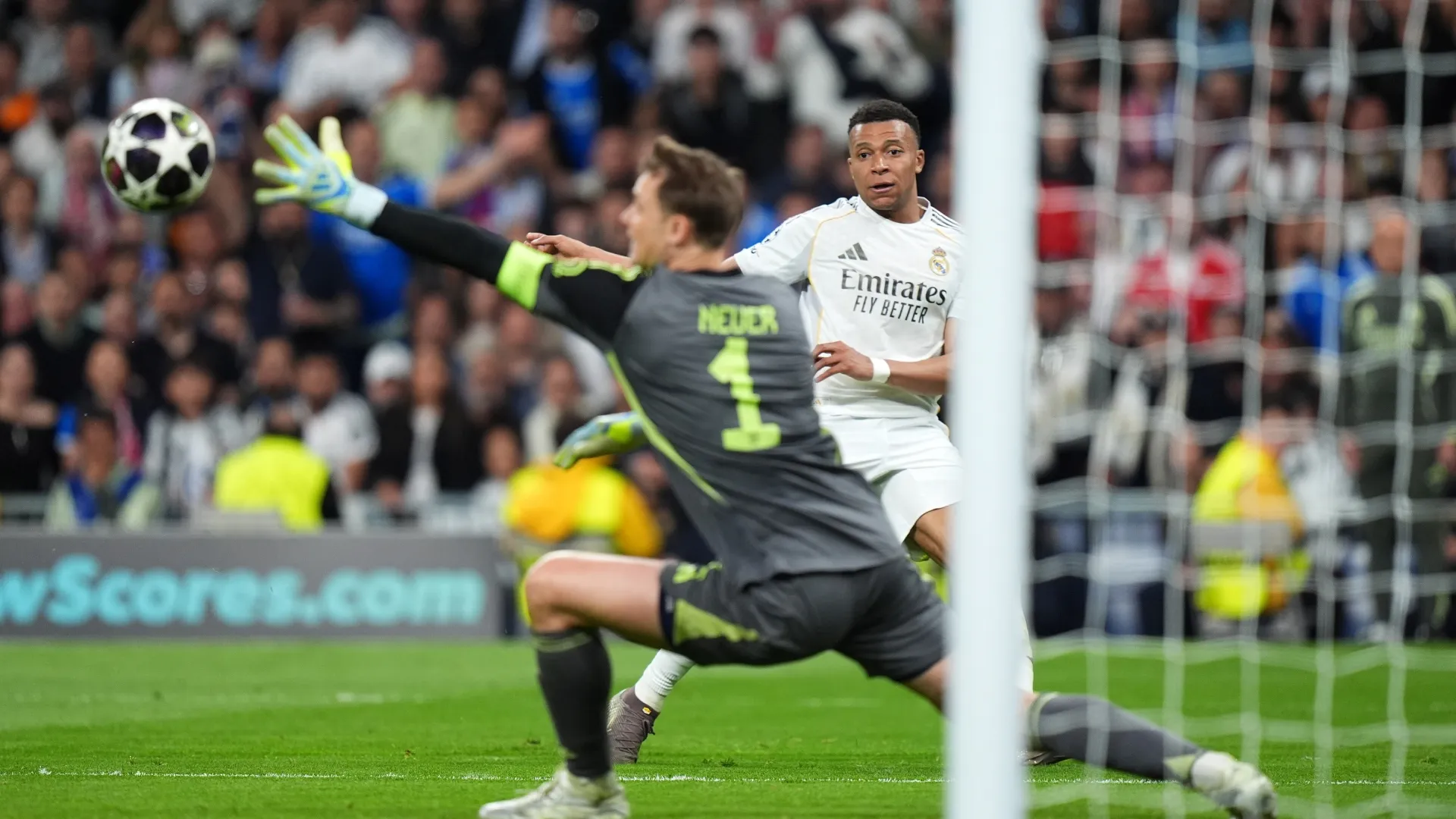 Kylian Mbappe, do Real Madrid, tenta ultrapassar Manuel Neuer, do FC Bayern de Munique.