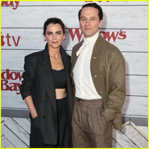 Matthew Rhys recebe apoio de Longtime Love Keri Russell na estreia de 'Widow's Bay' em Nova York