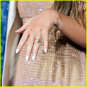 Mulher é informada de que usar seu anel de noivado no casamento de amigos seria 'criar drama'. Ela não consegue acreditar no motivo