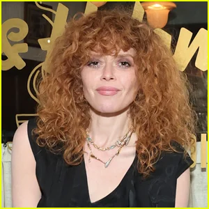 Natasha Lyonne responde após relatório alegar que ela foi escoltada para fora do voo após suposto incidente