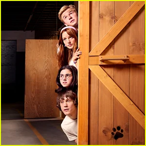 Netflix compartilha a primeira imagem do elenco de 'Scooby-Doo: Origins' fantasiado no início da produção!