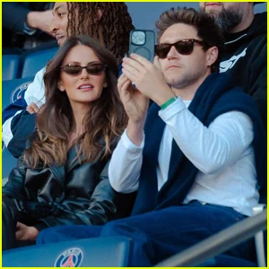 Niall Horan e sua namorada Amelia Woolley comparecem ao PSG vs. Jogo de futebol do Nantes em Paris