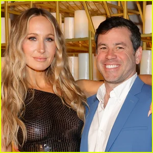 Nikki Glaser diz que 'meio que gosta' quando o namorado Chris Convy fica com outras mulheres