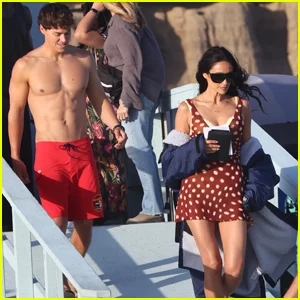 Noah Beck mostra seu abdômen rasgado no set de 'Baywatch' com Shay Mitchell