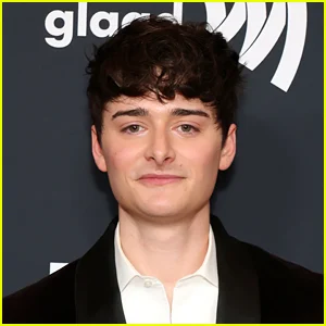 Noah Schnapp, de Stranger Things, torna-se público com novo namorado e comemora um mês de namoro