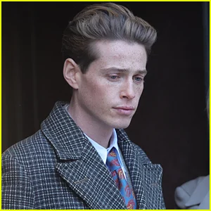 Novas fotos surgem de Joshuah Melnick como JFK na próxima série da Netflix, ‘Kennedy’