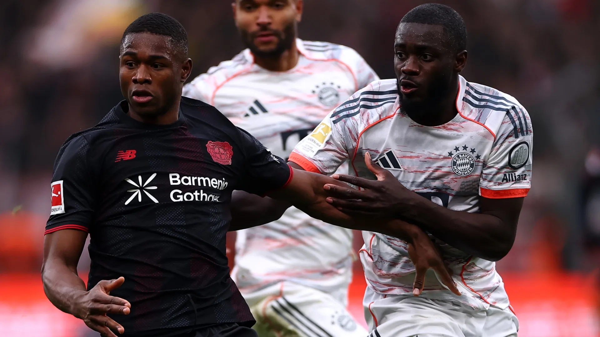 Christian Kofane, do Bayer Leverkusen, luta pela bola com Dayot Upamecano, do Bayern de Munique.