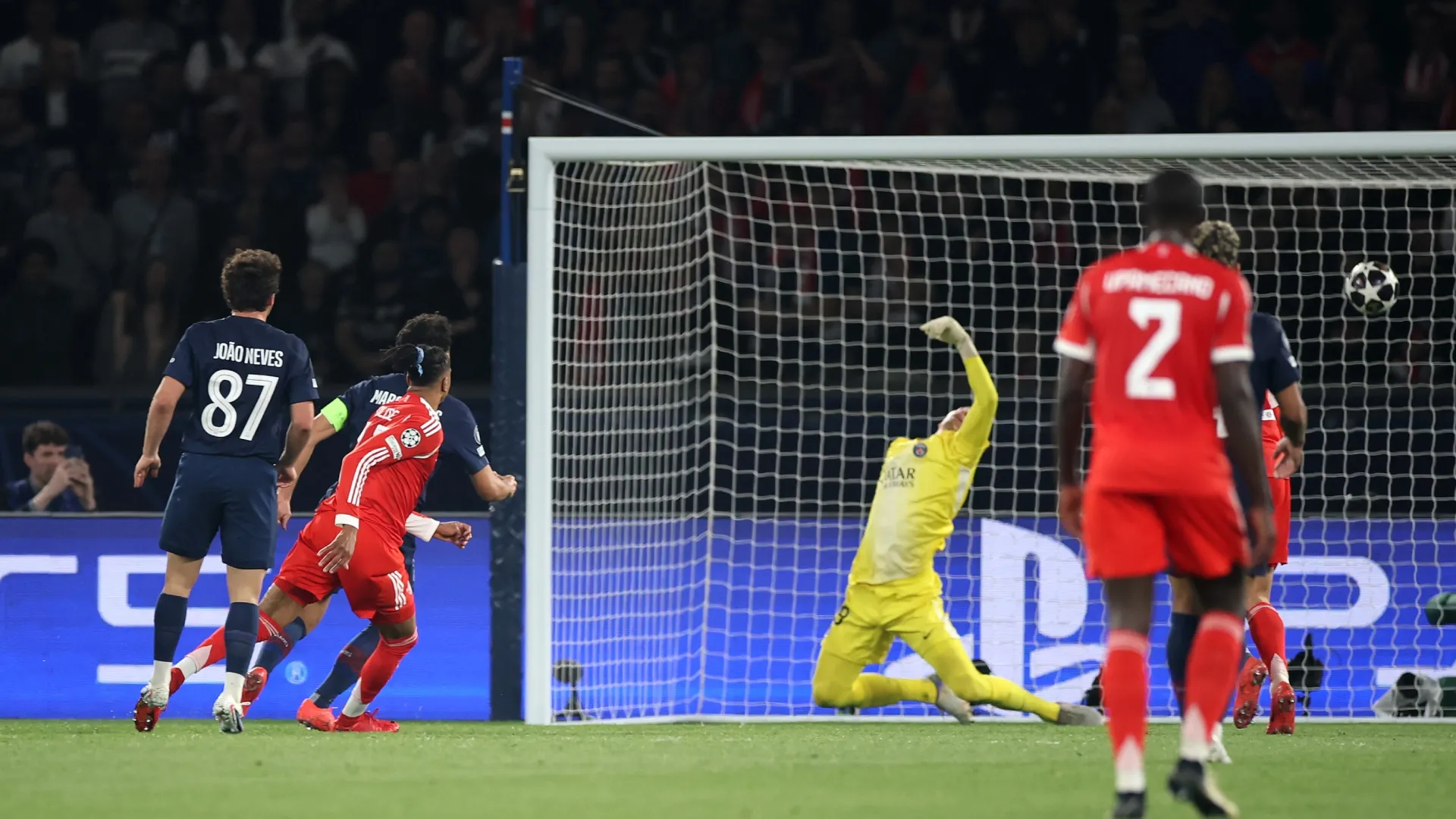 Michael Olise, do FC Bayern de Munique, marca o segundo gol de seu time contra Matvey Safonov, do Paris Saint-Germain.
