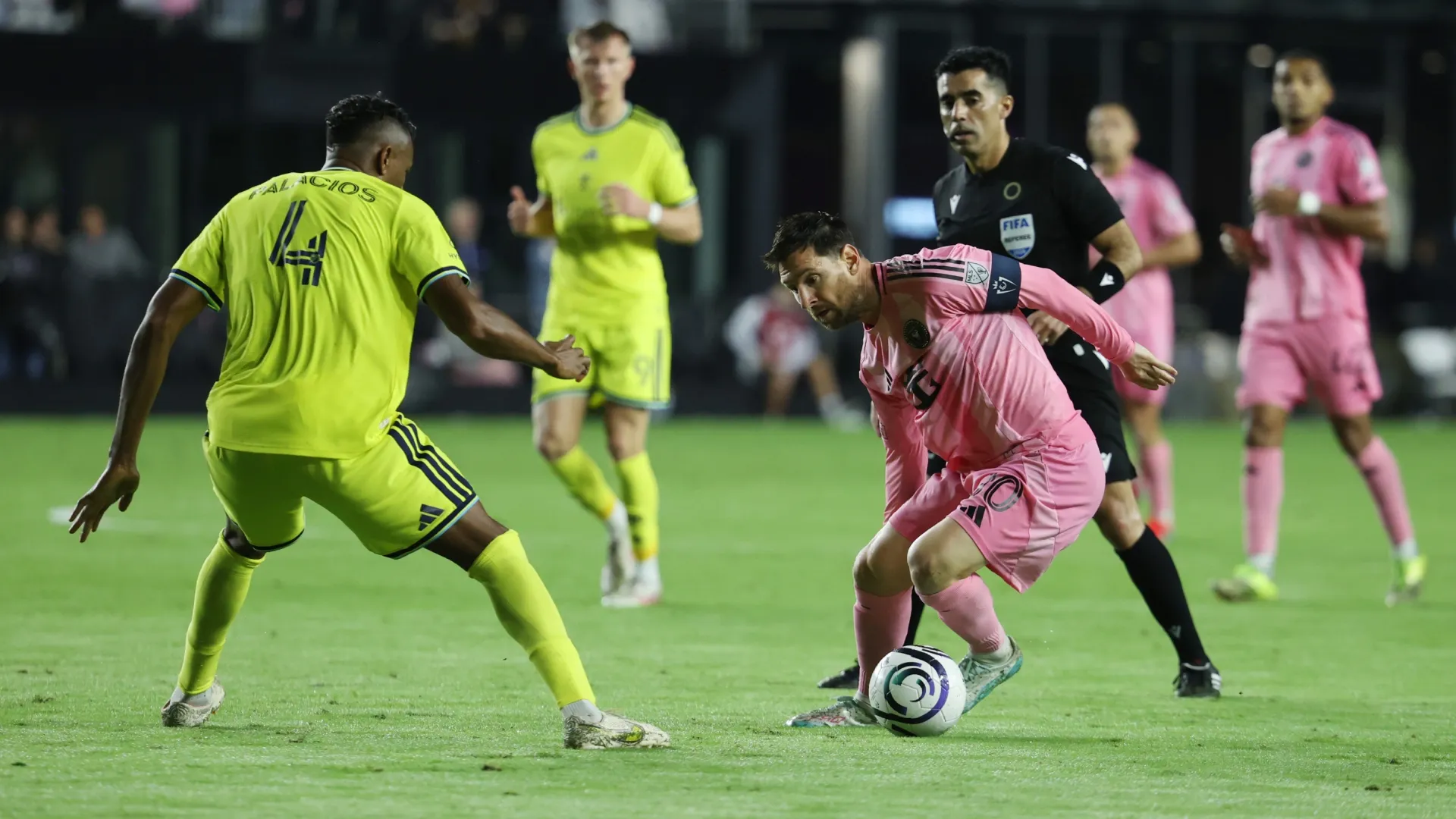 Lionel Messi #10 do Inter Miami CF dribla a bola contra Jeisson Palacios #4 do Nashville SC.