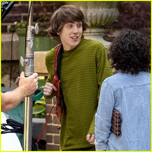 O ator de 'Scooby-Doo: Origins' Tanner Hagen é visto com a icônica camisa verde de Salsicha durante as filmagens da série Prequel