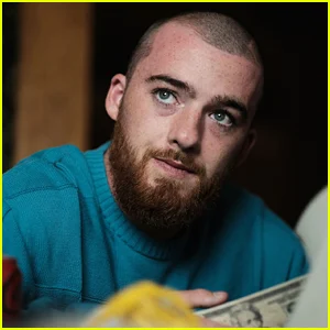 O criador de 'Euphoria', Sam Levinson, confirma que o personagem de Angus Cloud, Fez, ainda está vivo na terceira temporada