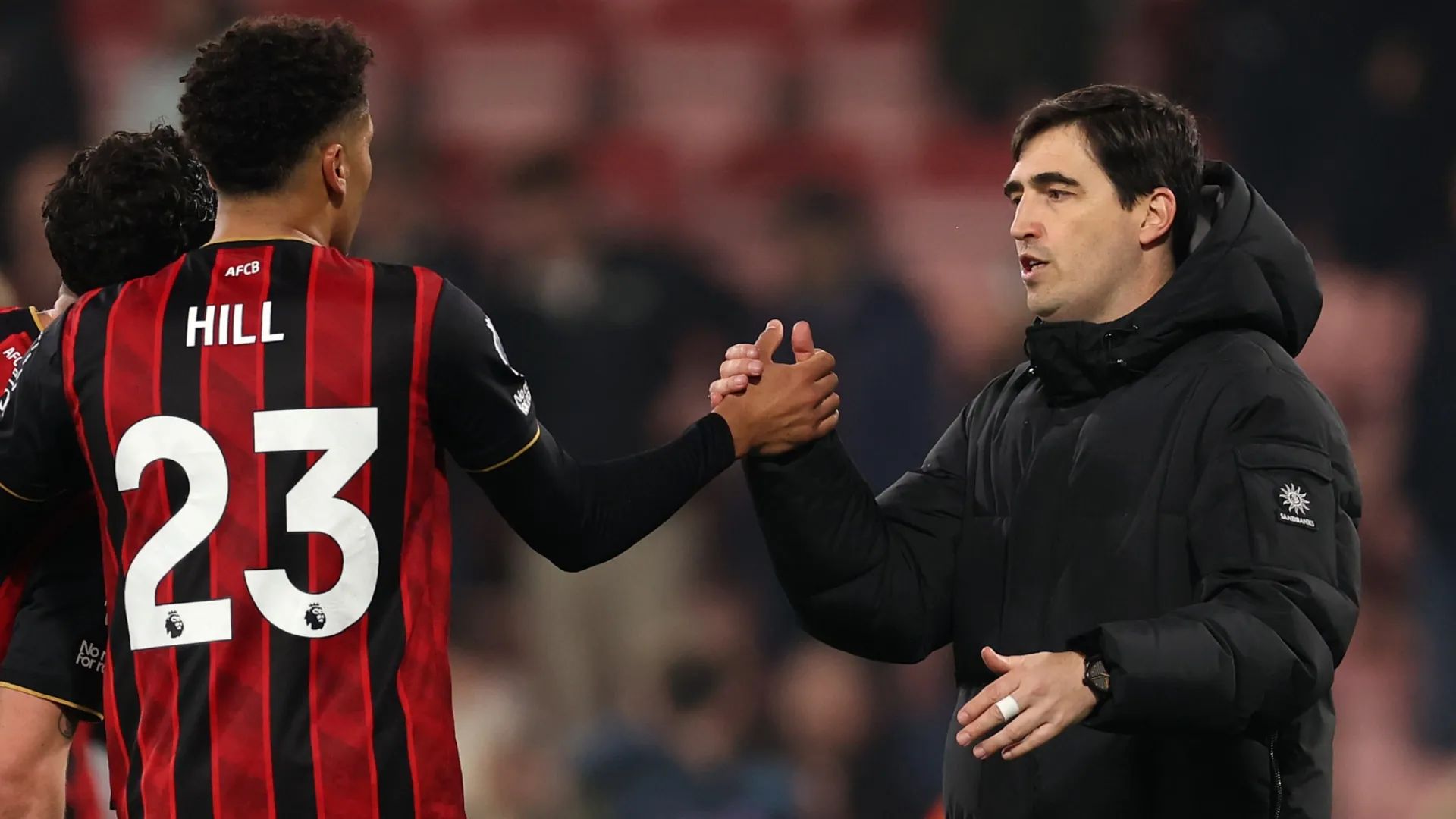 Andoni Iraola, técnico do AFC Bournemouth, aperta a mão de James Hill.